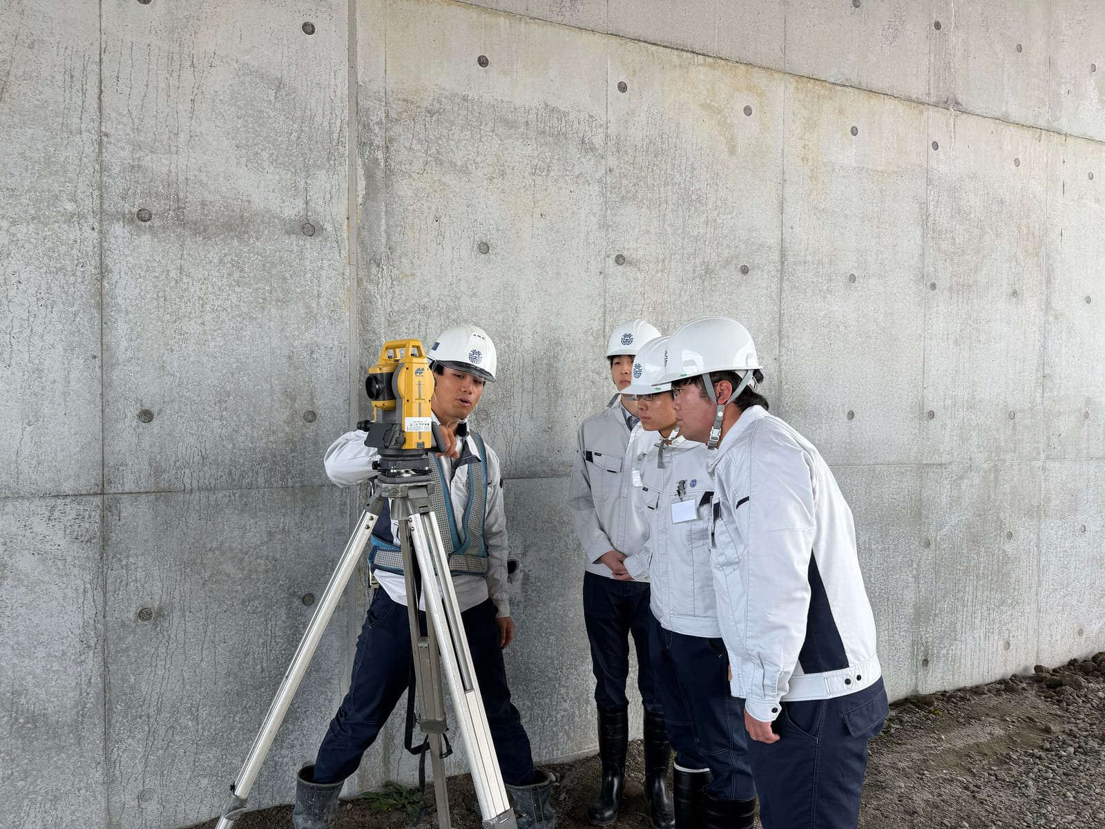 現場で測量機器を使う社員の様子