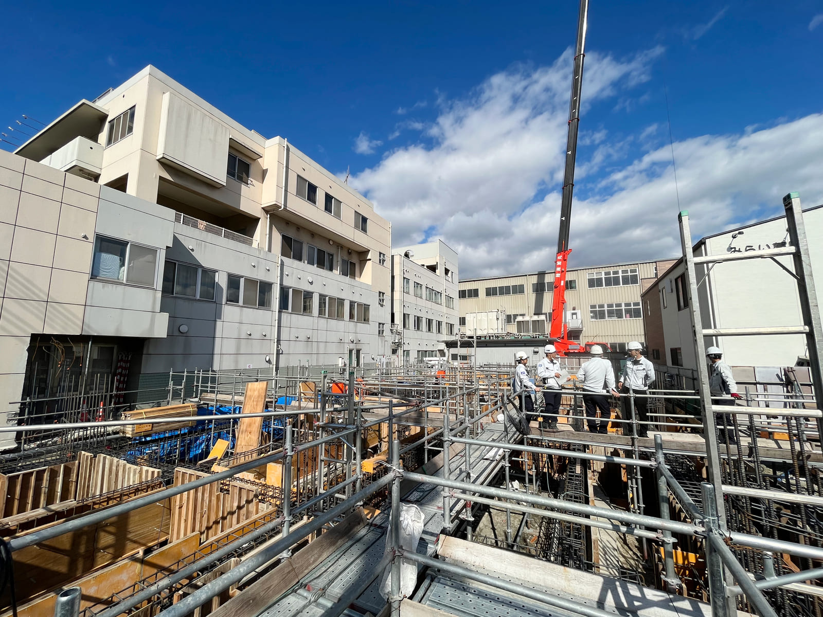 建設現場と街並みの様子