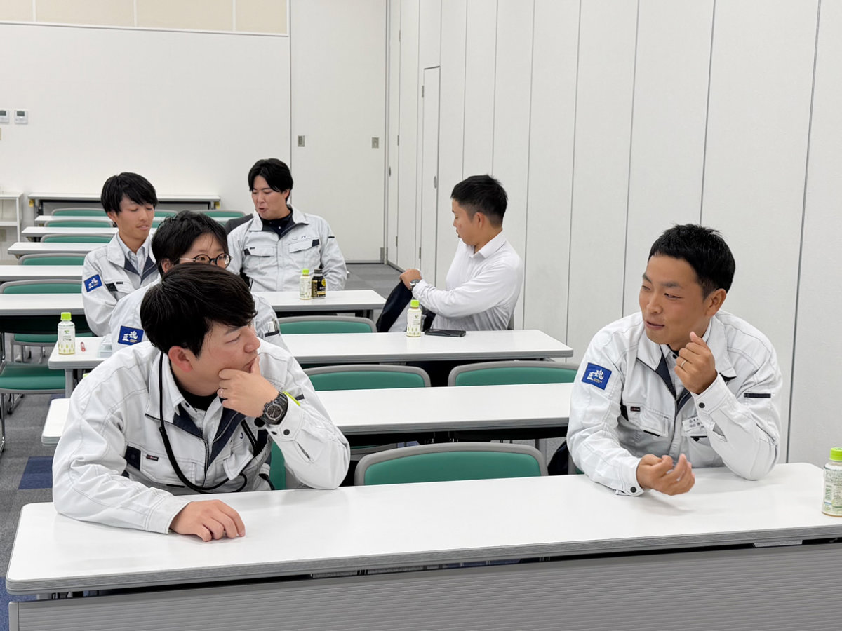 社内で対話する社員の様子